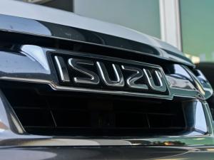 Isuzu KB 300D-Teq Extended cab LX - Image 6