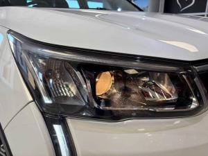 Mahindra XUV300 1.2T W8 - Image 4