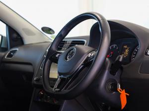 Volkswagen Polo Vivo hatch 1.6 Highline - Image 10