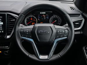 Isuzu D-Max 3.0TD double cab V-Cross 4x4 - Image 17
