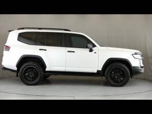 Toyota Land Cruiser 300 3.3D GR-Sport - Image 3