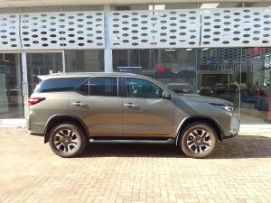 Toyota Fortuner 2.4GD-6 manual - Image 3