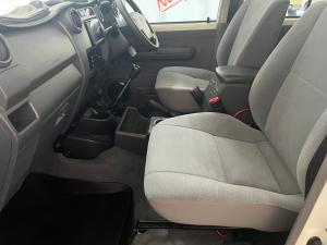 Toyota Land Cruiser 76 4.5D-4D V8 station wagon LX - Image 7