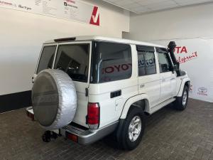 Toyota Land Cruiser 76 4.5D-4D V8 station wagon LX - Image 2
