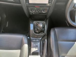 Toyota Fortuner 2.4GD-6 manual - Image 12