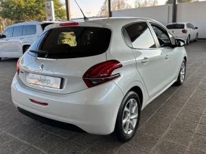 Peugeot 208 1.2 Active - Image 8