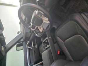 Land Rover Defender 110 D300 X-Dynamic SE - Image 8