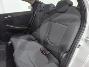 Hyundai Accent hatch 1.6 Fluid auto - Image 8