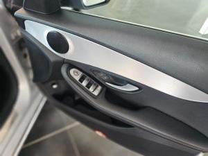 Mercedes-Benz C-Class C180 - Image 16