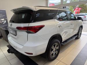 Toyota Fortuner 2.4GD-6 manual - Image 4