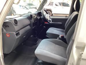 Toyota Land Cruiser 79 4.0 V6 double cab - Image 11