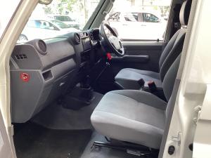 Toyota Land Cruiser 79 4.5D-4D V8 double cab LX - Image 9