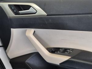 Volkswagen Polo sedan 1.6 Life manual - Image 15