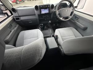 Toyota Land Cruiser 76 4.5D-4D V8 station wagon LX - Image 6