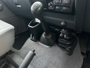Toyota Land Cruiser 76 4.5D-4D V8 station wagon LX - Image 10