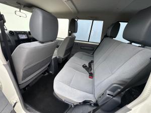 Toyota Land Cruiser 76 4.5D-4D V8 station wagon LX - Image 15