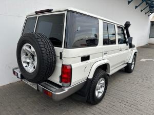 Toyota Land Cruiser 76 4.5D-4D V8 station wagon LX - Image 2