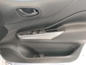 Nissan Navara 2.5DDTI LE/LE Plus automatic D/C - Image 9