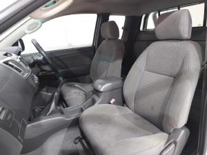 Toyota Hilux 3.0D-4D Xtra cab Raider Dakar edition - Image 6
