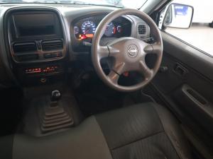 Nissan NP300 Hardbody 2.5TDi (aircon) - Image 10
