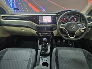 Volkswagen Polo sedan 1.6 Life manual - Image 9