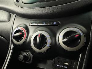 Hyundai i10 1.1 GLS/MOTION - Image 12