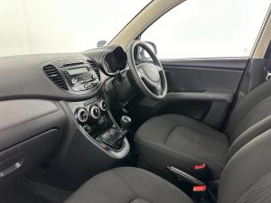 Hyundai i10 1.1 GLS/MOTION - Image 13