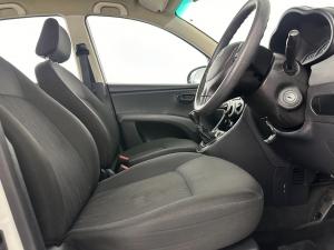 Hyundai i10 1.1 GLS/MOTION - Image 14
