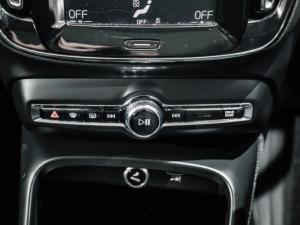 Volvo XC40 D4 AWD Momentum - Image 13
