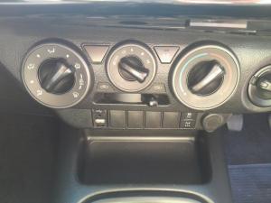 Toyota Hilux 2.4GD-6 double cab 4x4 Raider manual - Image 16