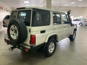 Toyota Land Cruiser 76 4.5D-4D V8 station wagon LX - Image 2