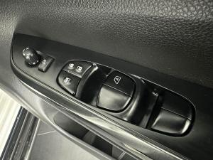 Nissan Navara 2.5DDTI PRO-4X 4X4 automatic D/C - Image 17