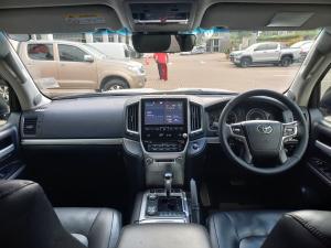Toyota Land Cruiser 200 4.5D-4D V8 VX-R - Image 8