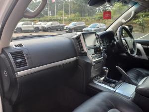 Toyota Land Cruiser 200 4.5D-4D V8 VX-R - Image 9