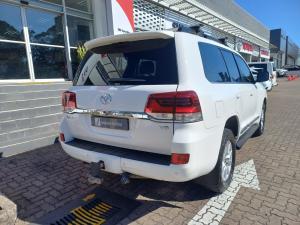 Toyota Land Cruiser 200 4.5D-4D V8 VX-R - Image 2