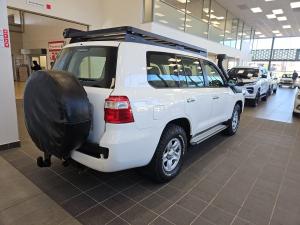 Toyota Land Cruiser 200 4.5D-4D V8 GX-R - Image 2