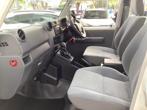 Toyota Land Cruiser 79 2.8GD-6 double cab - Image 7