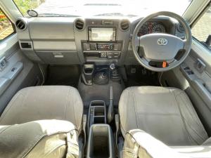 Toyota Land Cruiser 79 4.5D-4D V8 single cab LX 70th Anniversary - Image 6