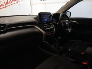 Toyota Urban Cruiser 1.5 XR manual - Image 7
