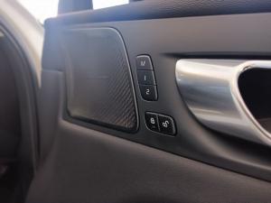 Volvo XC60 B5 AWD Plus Dark - Image 11