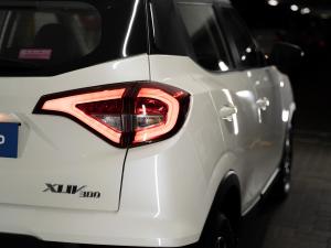 Mahindra XUV300 1.2T W8 - Image 9