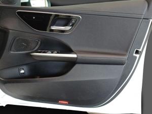 Mercedes-Benz C-Class C200 Avantgarde - Image 16