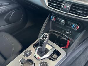 Alfa Romeo Stelvio 2.0T Veloce Q4 - Image 20