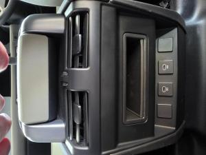 Land Rover Defender 110 D300 X-Dynamic HSE - Image 6
