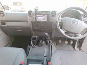 Toyota Land Cruiser 76 4.5D-4D V8 station wagon LX - Image 6
