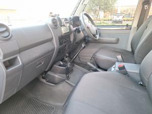 Toyota Land Cruiser 76 4.5D-4D V8 station wagon LX - Image 7