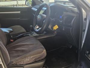 Toyota Hilux 2.4 GD-6 SRX 4X4 automaticD/C - Image 12