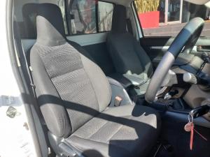 Toyota Hilux 2.4GD-6 single cab Raider manual - Image 14