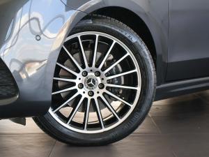Mercedes-Benz V-Class V300d Avantgarde AMG Line - Image 3