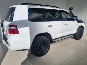 Toyota Land Cruiser 200 4.5D-4D V8 GX-R - Image 2